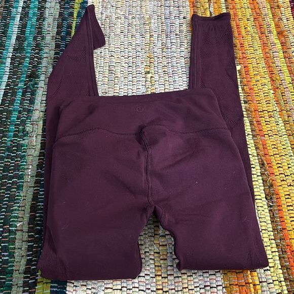 Lululemon Reveal Tight *En Avante 26"
Dark Adobe size 4 (small) $118 msrp - Picture 5 of 6